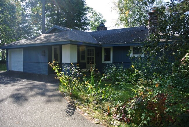11525 Little Hill Pt in Minocqua, WI - Foto de edificio - Building Photo