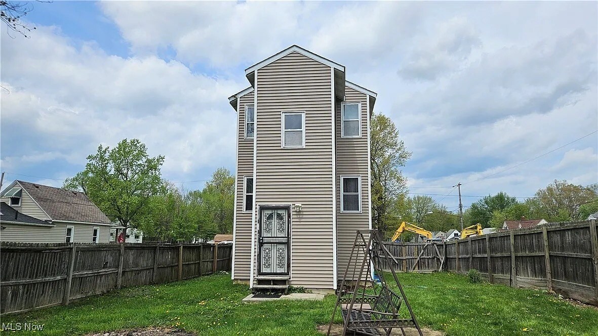 924 Grace St in Lorain, OH - Building Photo