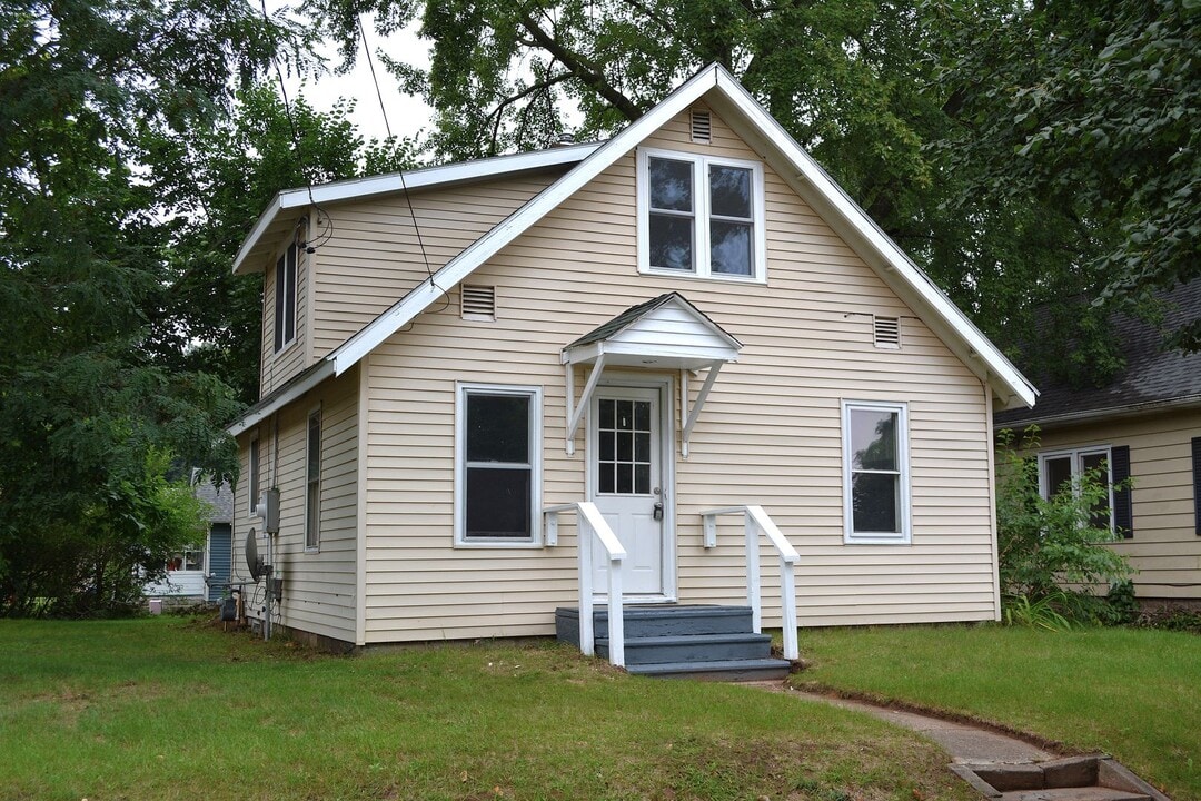 1704 9th St in Eau Claire, WI - Building Photo