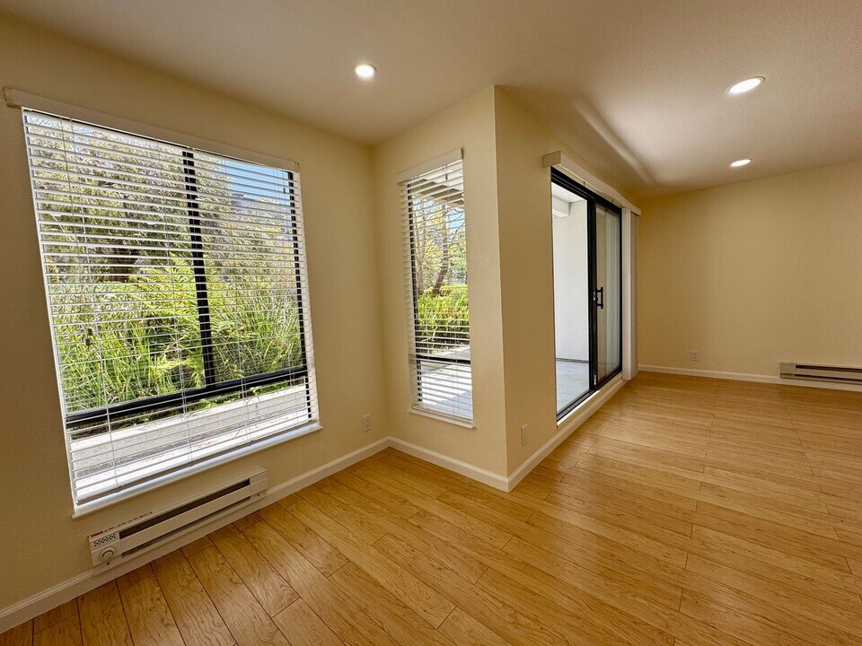 4 Admiral Dr in Emeryville, CA - Building Photo