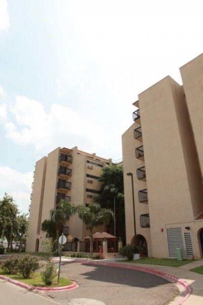 201 N 13th Ave in Edinburg, TX - Foto de edificio - Building Photo