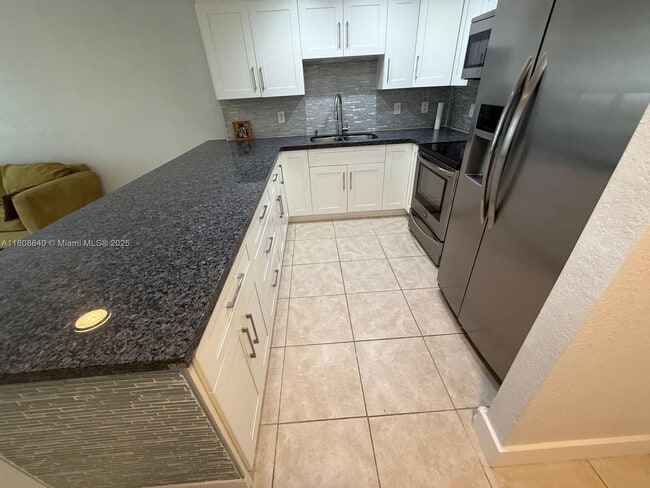 1801 S Ocean Dr in Hallandale Beach, FL - Building Photo - Building Photo