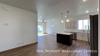 Modern 3-Bed, 2.5-Bath Home in West Sioux in Sioux Falls, SD - Building Photo - Building Photo