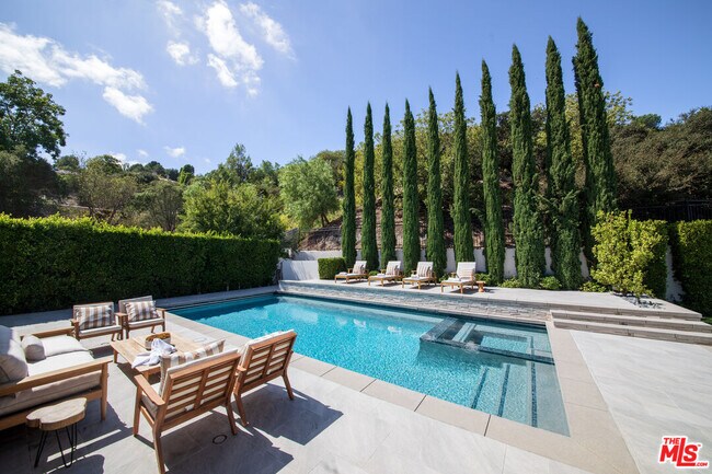 3685 Benedict Canyon Ln in Los Angeles, CA - Building Photo - Building Photo