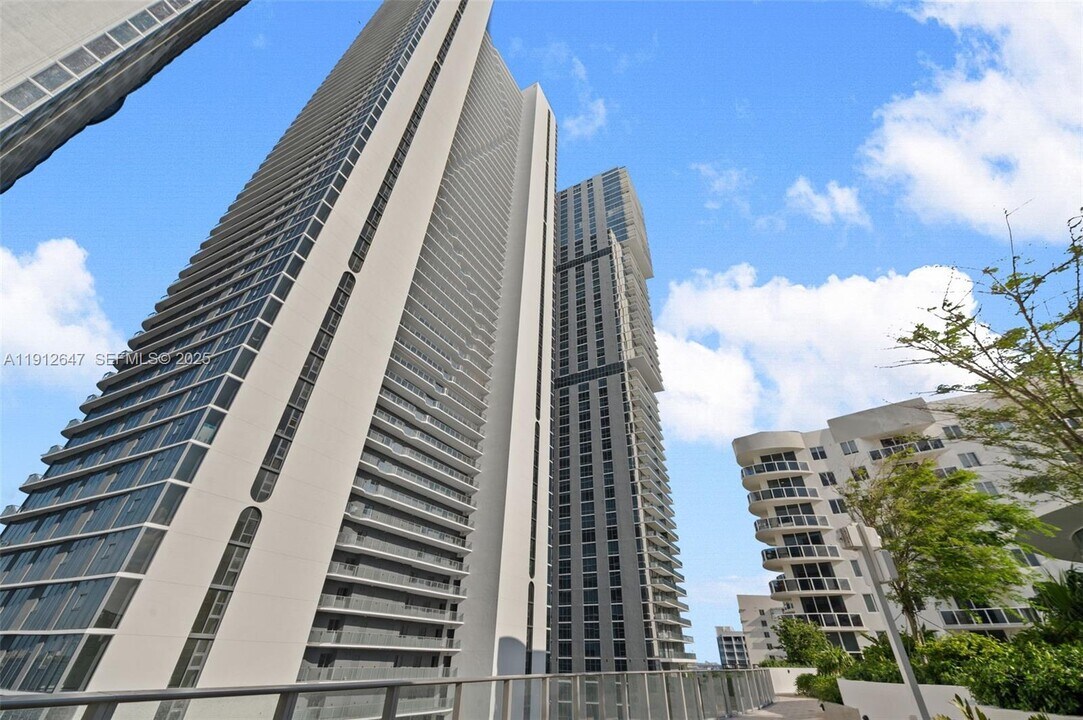 700 NE 24th St in Miami, FL - Building Photo