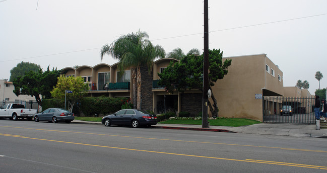 Emerald Apartments in Van Nuys, CA - Building Photo - Building Photo