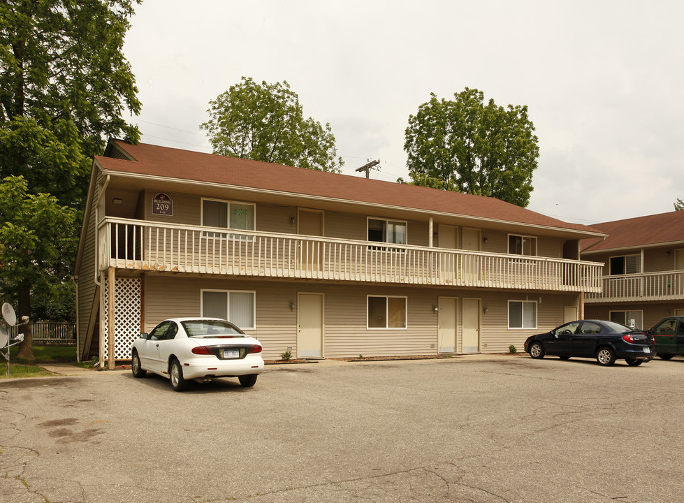 209-217 Free St in Fowlerville, MI - Foto de edificio