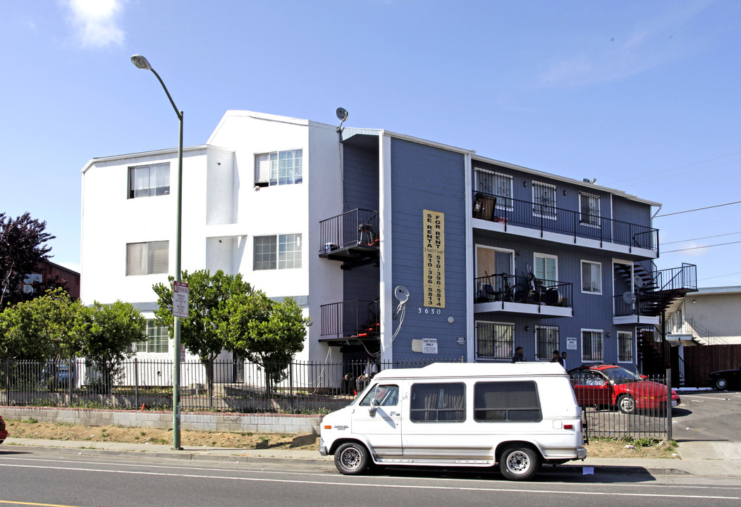 Bancroft Apartments in Oakland, CA - Building Photo