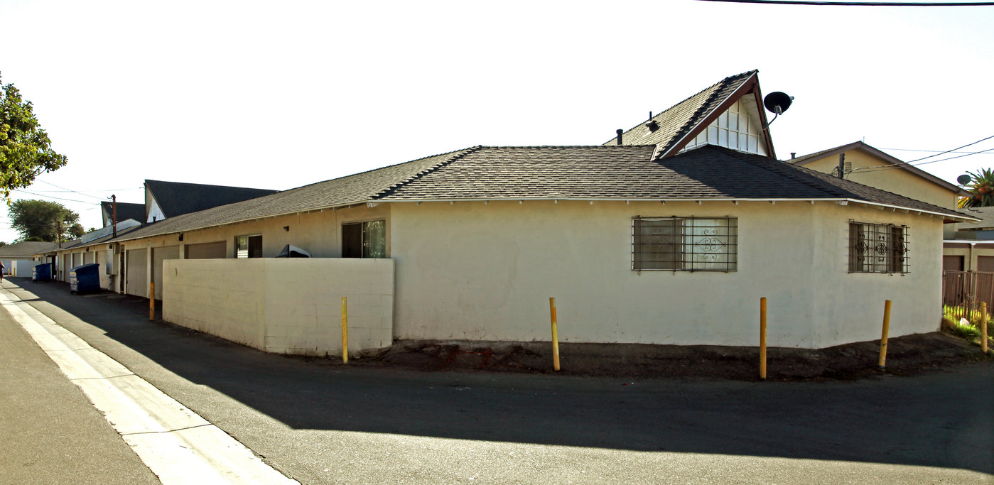 916-917 S Roberts St in Anaheim, CA - Building Photo