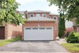 33 Lipton Crescent in Whitby, ON - Building Photo
