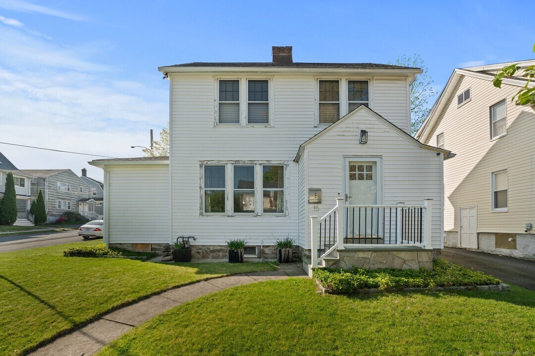 15 Overland Ave in Bridgeport, CT - Building Photo