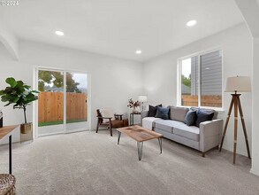 1152 S 43rd Pl in Springfield, OR - Building Photo - Building Photo