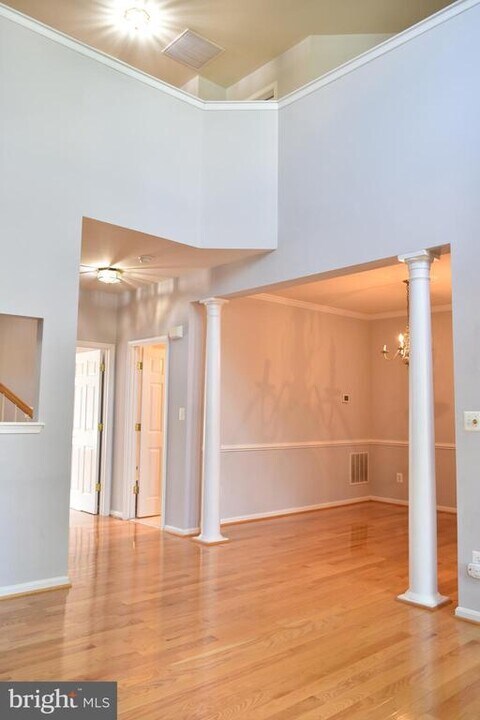 20387 Fallsway Terrace in Sterling, VA - Building Photo