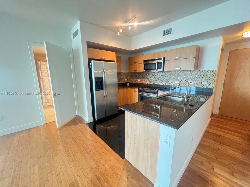 350 S Miami Ave, Unit 1905 in Miami, FL - Building Photo