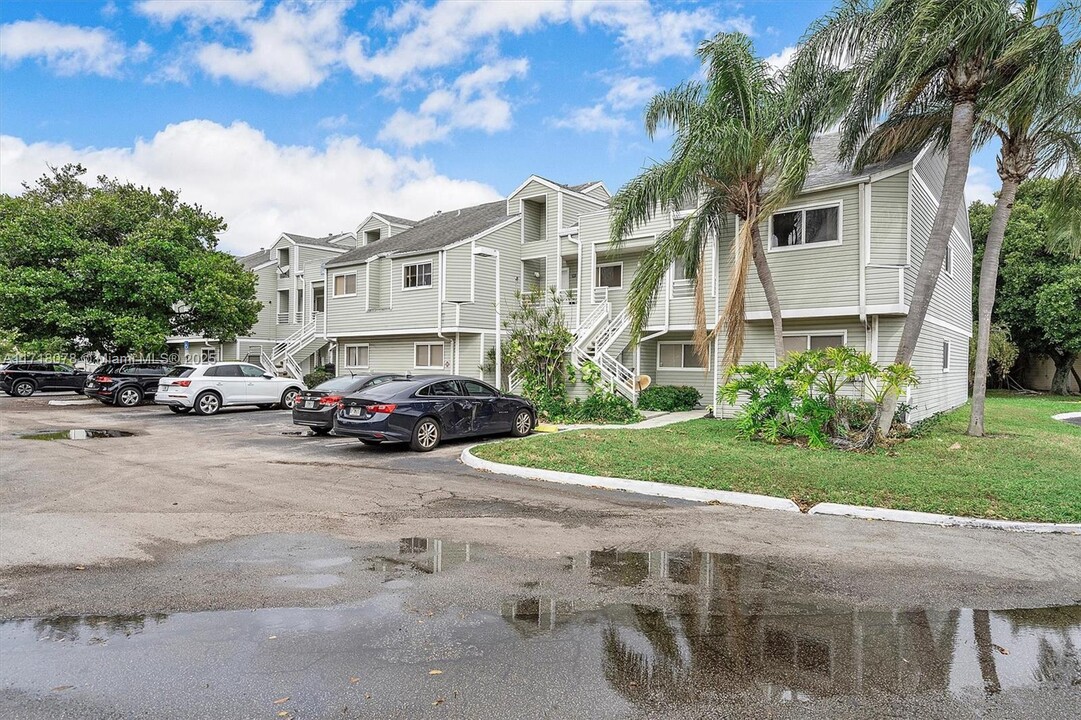 3417 NW 44th St in Lauderdale Lakes, FL - Foto de edificio