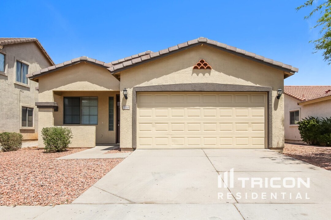 7215 S 38th Dr in Phoenix, AZ - Foto de edificio