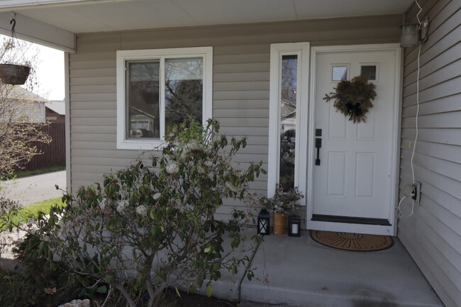908 NW Spruce Tree Pl in Redmond, OR - Building Photo - Building Photo