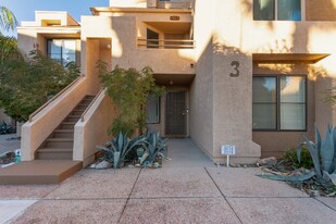5675 N Camino Esplendora in Tucson, AZ - Building Photo