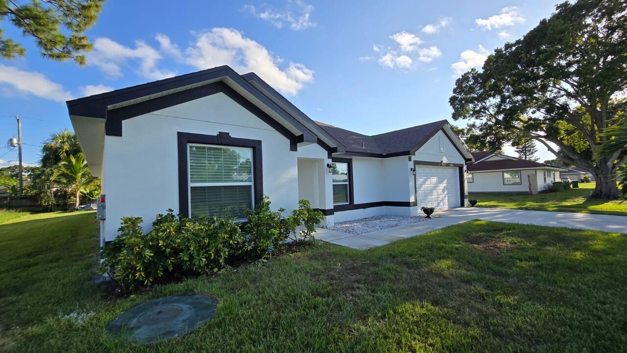 2650 SE Caladium Ave in Port St. Lucie, FL - Building Photo