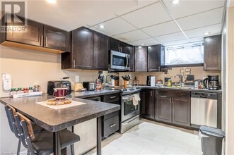 17 Parklands Dr in Hamilton, ON - Building Photo - Building Photo