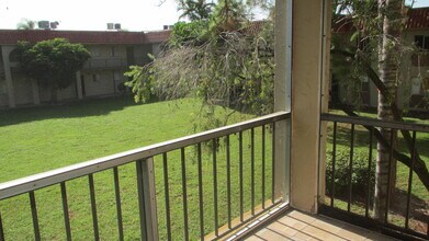 6100 Forest Hill Blvd in West Palm Beach, FL - Foto de edificio - Building Photo