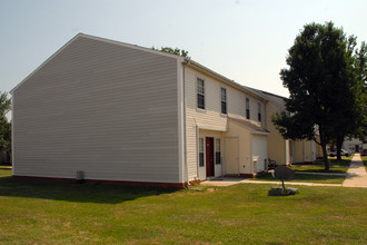 Gateway Townhomes in Essex, MD - Foto de edificio - Building Photo