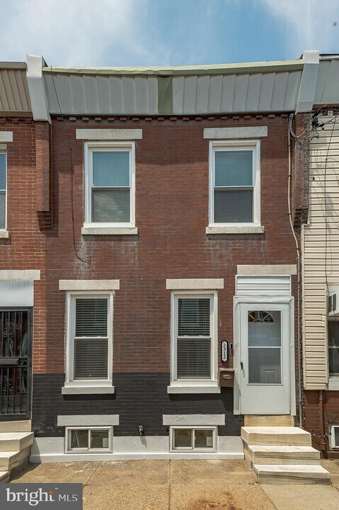 2312 S Hutchinson St in Philadelphia, PA - Building Photo