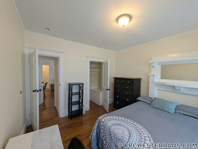 27 Bourneside St in Boston, MA - Foto de edificio - Building Photo