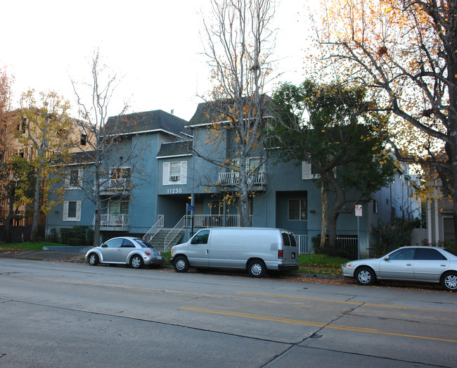 Via Toluca Lake in West Toluca Lake, CA - Foto de edificio - Building Photo