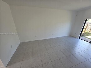 527 NE 208th Terrace in Miami, FL - Building Photo - Building Photo