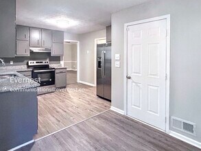 5 Lakeside Dr in Ellenwood, GA - Building Photo - Building Photo
