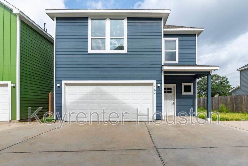 8203 Woodlyn Rd in Houston, TX - Building Photo