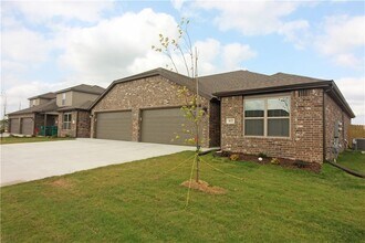 412 Barbet Dr in Centerton, AR - Building Photo - Building Photo