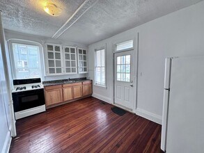 1164 E King St-Unit -Apt 1 in York, PA - Building Photo - Building Photo