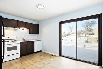 831 Washington St in Woodstock, IL - Building Photo - Building Photo