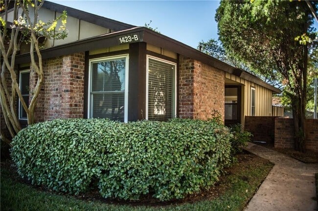 1423 W Braker Ln in Austin, TX - Building Photo - Building Photo