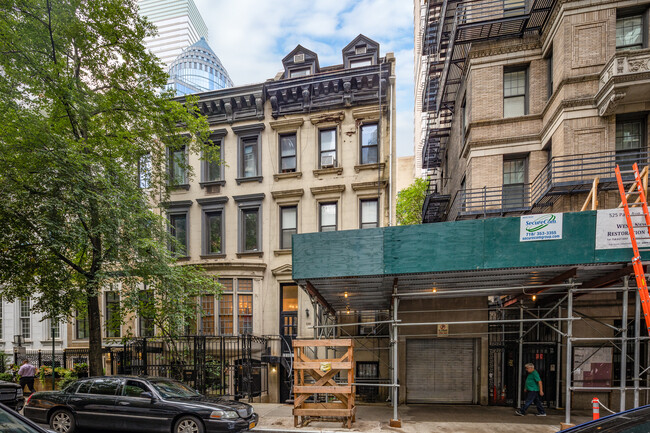 110 E 61st St in New York, NY - Building Photo - Primary Photo