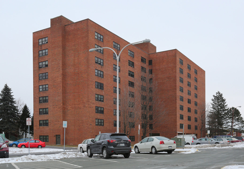 Hudson Shores Plaza in Watervliet, NY - Foto de edificio