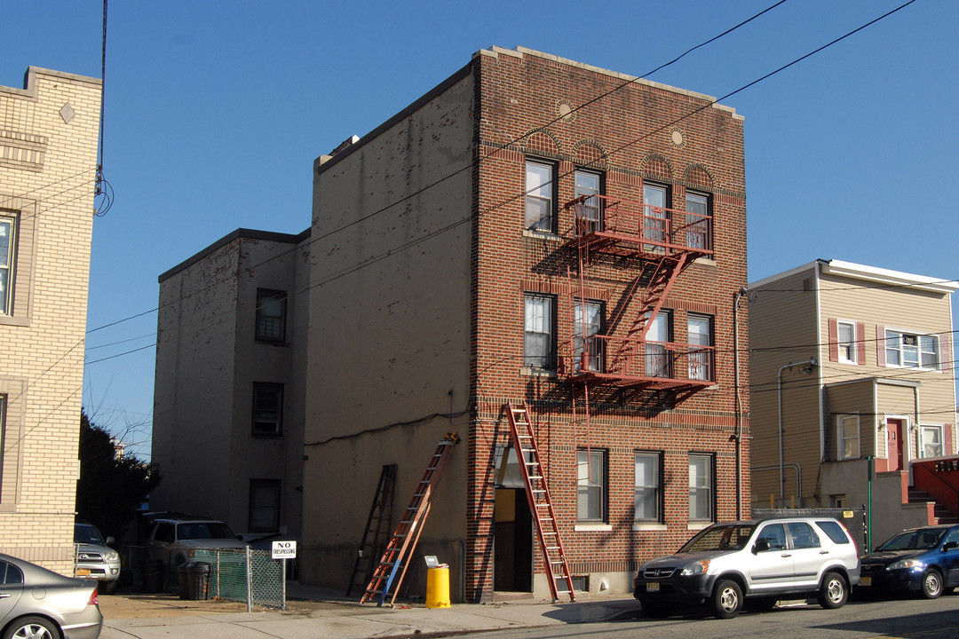 363 Cliff St in Fairview, NJ - Building Photo