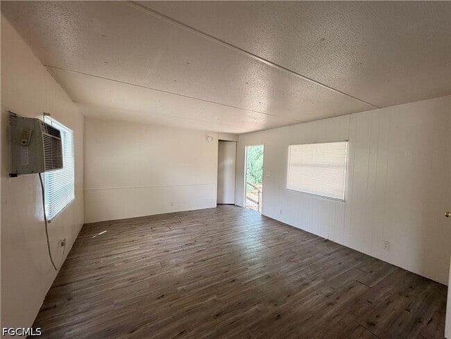 8146 Tolles Dr in North Fort Myers, FL - Building Photo - Building Photo