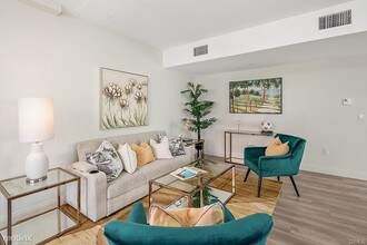 14403 Tiara St in Los Angeles, CA - Foto de edificio - Building Photo