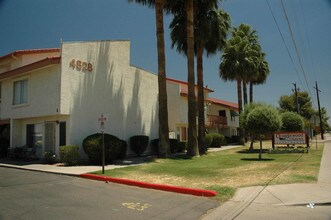 Orangewood Grove in Glendale, AZ - Building Photo - Building Photo