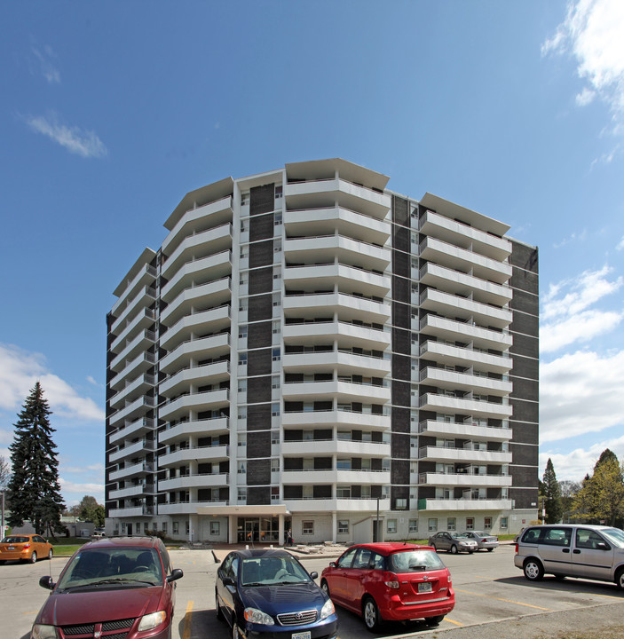 St. Andrews Towers in Toronto, ON - Building Photo