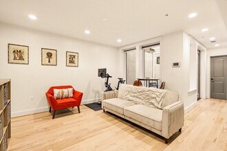 811 Upshur St NW, Unit 1 in Washington, DC - Foto de edificio - Building Photo