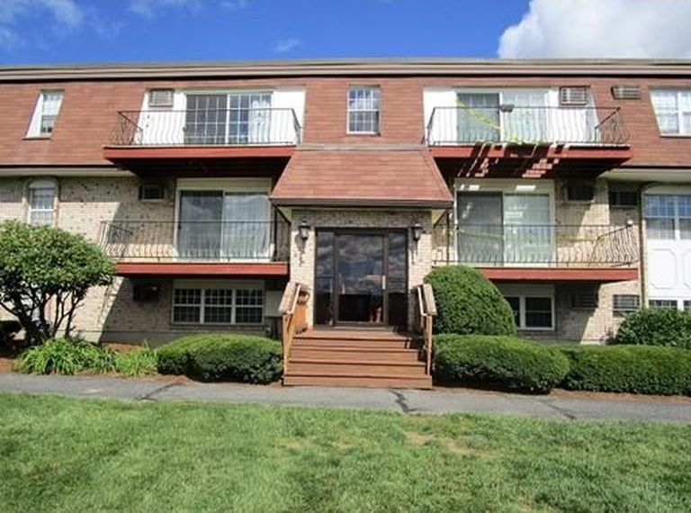 12 Williamsburg Ct, Unit 2 in Shrewsbury, MA - Building Photo