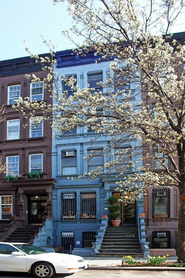 Residential Co-Op Building in New York, NY - Building Photo - Building Photo