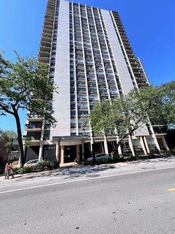 1355 N Sandburg Ter, Unit 2704 in Chicago, IL - Building Photo