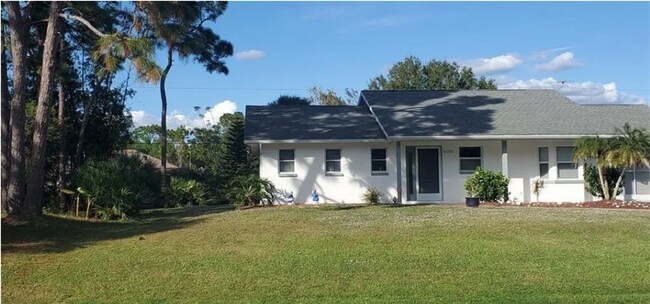 9372 San Bernandino Ave in Englewood, FL - Foto de edificio - Building Photo