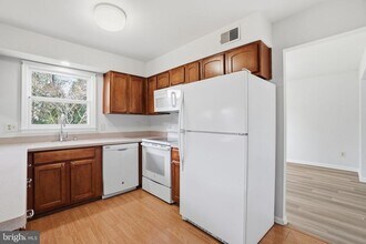 9713 Waterline Dr in Burke, VA - Building Photo - Building Photo