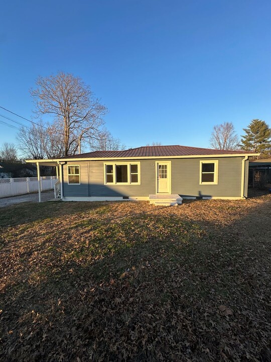 103 Sharpe St in McMinnville, TN - Building Photo